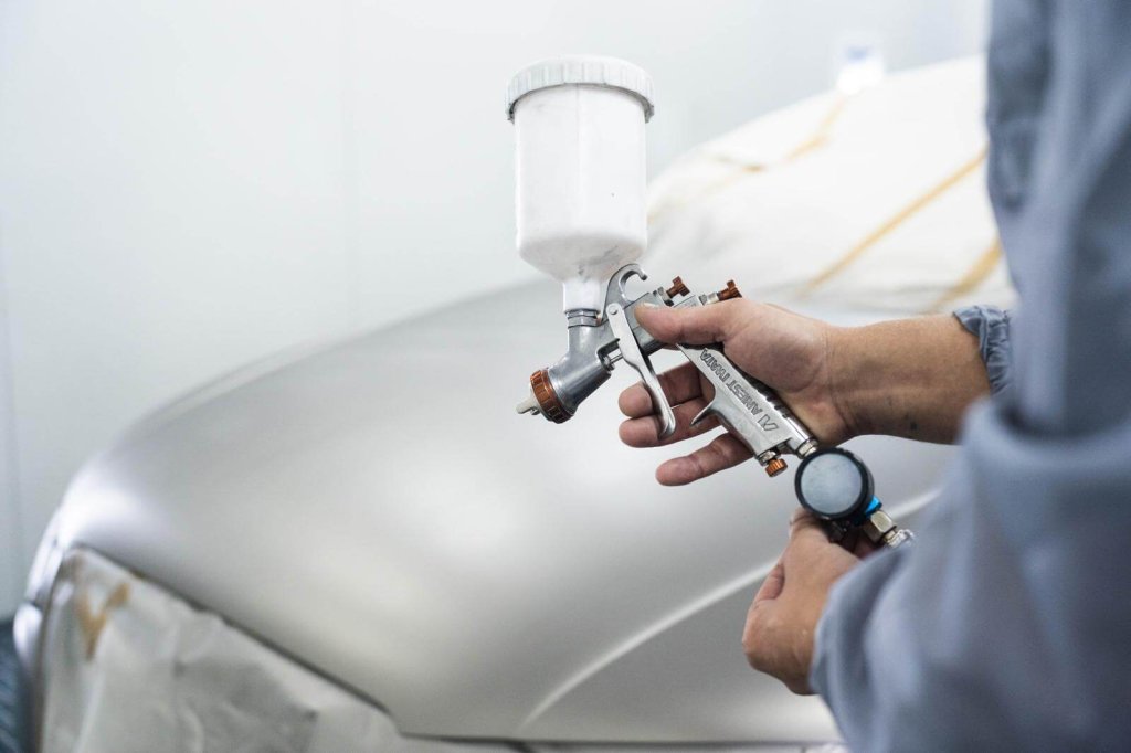 Pistol de vopsit auto și element de caroserie pregătit pentru vopsire — TAL Auto Service Cluj