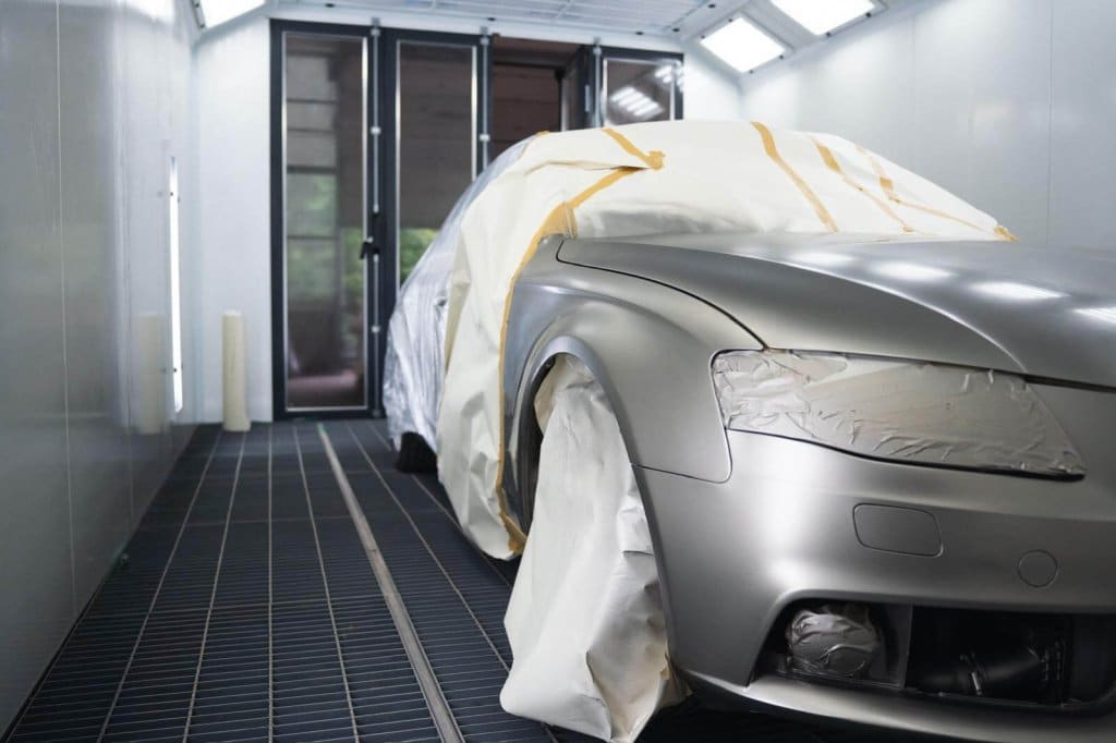 Vopsitorie auto Cluj — mașină mascată și pregătită în cabina de vopsit la TAL Auto Service